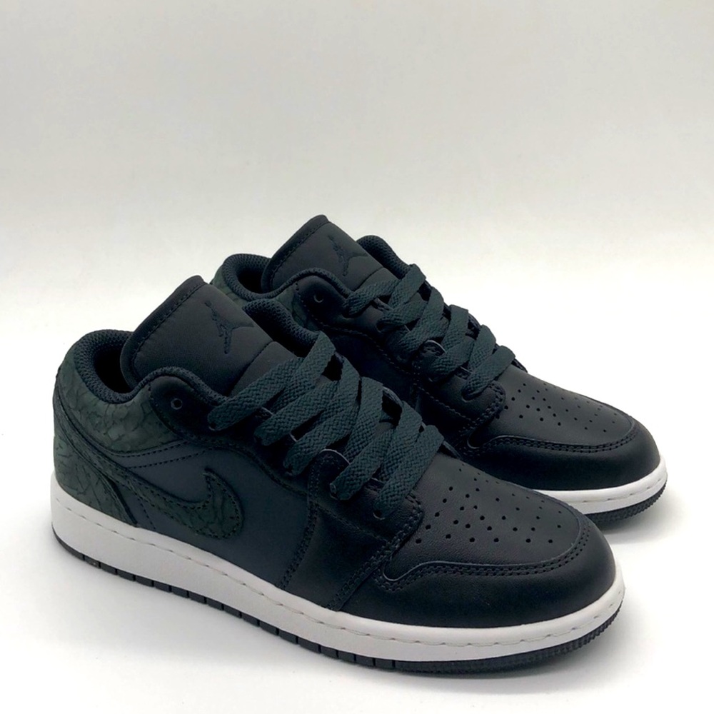 NWT Jordan 1 Low SE all Black Croc - SZ 4Y